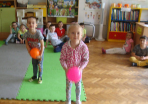 Dzieci rzucają piłkę
